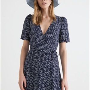 OTHER STORIES
Printed Scallop Wrap Mini Dress size 4